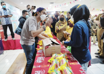 Warga Cirebon Rela Antre Demi Tebus Minyak Goreng Murah