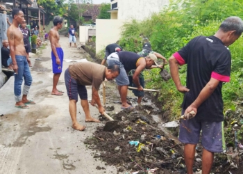 Tersumbat Sampah, Warga RT 07 Desa Kertawinangun Bersihkan Saluran
