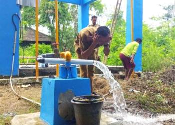 Tersumbat Sampah, Warga RT 07 Desa Kertawinangun Bersihkan Saluran