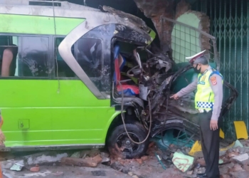 Mikrobus Oleng di Jamblang Hantam Ruko dan Sepeda Motor