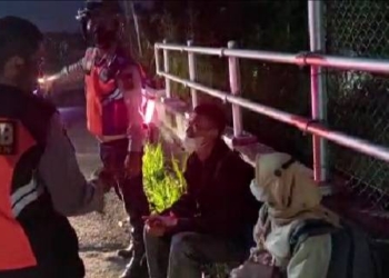Tim URC Buaya Dishub Kabupaten Cirebon Temukan Pemudik Kebingungan di Bawah Fly Over Tol Cipali