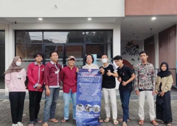 Komunitas Mahasiswa Jabodetabeka Cirebon Bagikan Takjil Gratis di Depan IAIN Cirebon