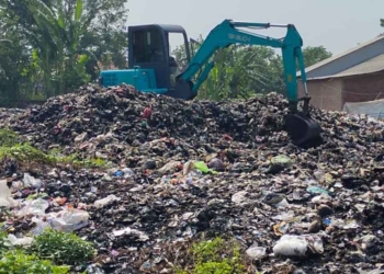Pemdes Dukuh Bersihkan Sampah Berserakan