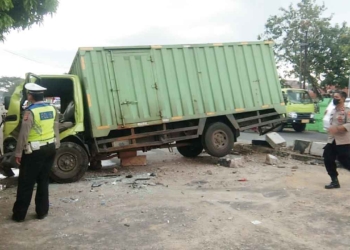 Kecelakaan di Cirebon, Truk Hantam Median Jalan