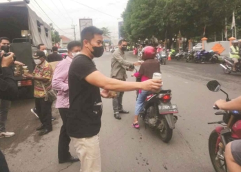 Satres Narkoba Polresta Cirebon Tebar Takjil selama Ramadhan
