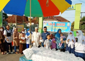 SMPN 2 Suranenggala Bagikan Takjil