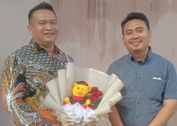 Tak Disaksikan Orang Tua, Sarjana IAIN Cirebon Rayakan Wisuda Bersama 5 Kakak
