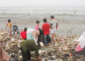 Mahasiswa Biologi IAIN Cirebon Bersihkan Pantai
