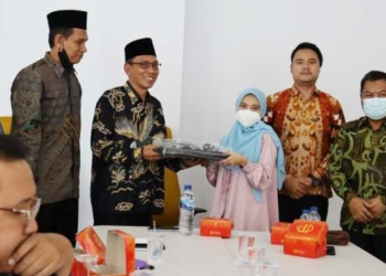 Dosen PJJ PAI IAIN Cirebon Terima Laptop