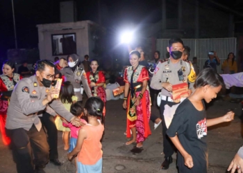 Pemudik Arus Balik di SPBU Tegalkarang Dihibur Polresta Cirebon