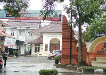 Ikhlas Urunan untuk Guru Purnabakti, Tak Rela untuk Beli Piala