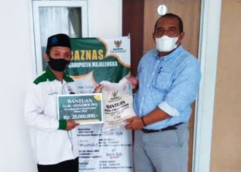 KETUA BAZNAS Majalengka menyerahkan bantuan yang sebagian besar berasal dari ASN Pemkab.* Foto: Abr/SC