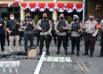 Kapolresta Cirebon, Kombes Pol Arif Budiman menunjukkan sejumlah senjata tajam dan minuman keras yang disita dari markas ormas di Desa Beberan, Kecamatan Palimanan, Kabupaten Cirebon