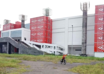 Bangunan Stadion di kawasan Sarana Olah Raga (SOR) Watubelah yang terhenti pembangunannya sejak tahun 2019 lalu