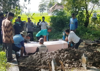 Tiba di Desa Ujungsemi, Jenazah PMI Langsung Dimakamkan