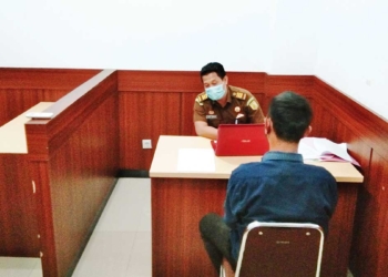Oknum-pegawai-bank-BUMN-di-Kecamatan-Mundu-saat-menjalani-pemeriksaan-di-ruang-Pidsus-Kejari-Kabupaten-Cirebon