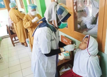 Guru dan Murid MI Miftahushibyan Di-Swab