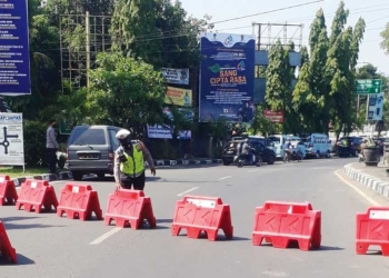 Petugas-kepolisian-melakukan-penutupan-ruas-Jalan-Siliwangi-Kota-Cirebon