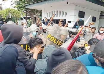 Demo RKHUP dan Tolak Kenaikan Harga BBM Ricuh