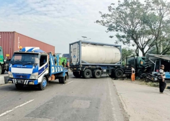 Kecelakaan di Cirebon, Truk Fuso Tabrak Warung dan 5 Sepeda Motor