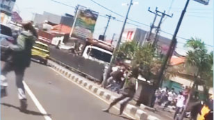 Baru 4 Hari Berangkat Sekolah, Pelajar SMK Cirebon Tawuran di Depan Polsek Weru