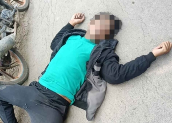 Pria Tewas Tergeletak di Pinggir Jalan dengan Mulut Berbusa