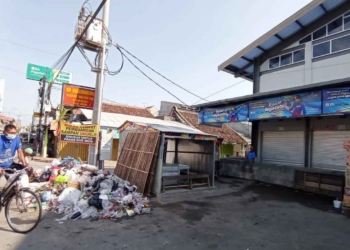 tumpukan-sampah-di-pasar-kueh-cirebon