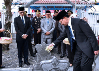 Bupati-Majalengka-Ziarah-ke-Makam-Pahlawan