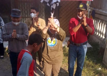 Kuwu-Sampih-Suherman-melepas-ribuan-masyarakat-mengikuti-kegiatan-jalan-santai-di-desa-setempat