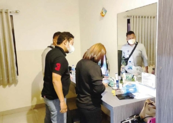 Petugas-Satpol-PP-Kabupaten-Cirebon-menggiring-PSK-berbasis-aplikasi-online-yang-terjaring-razia