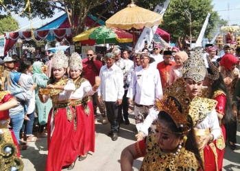 Wakil-Gubernur-Jawa-Barat-Uu-Ruzhanul-Ulum-bersama-Bupati-Cirebon-H-Imron