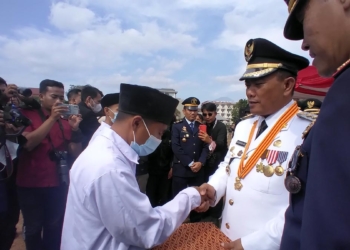Wali-Kota-Cirebon-H-Nashrudin-Azis-memberikan-remisi-umum-kepada-warga-binaan-Lapas-Kelas-I-Cirebon-secara-simbolis-usai-upacara-HUT-ke-77-Kemerdekaan-RI