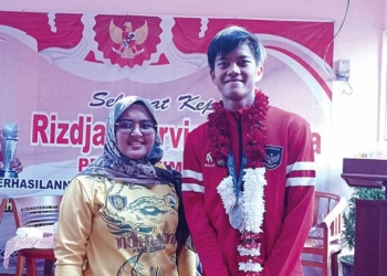 anggota-dprd-kabupaten-cirebon-siska-karina-bersama-pemain-timnas-indoensia-ridzjar