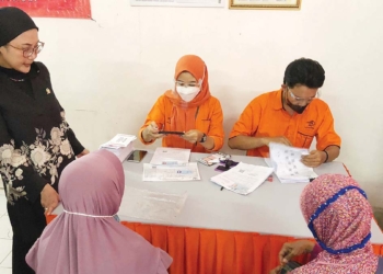 Anggota-Komisi-VIII-DPR-RI-Selly-Andriani-Gantina-memantau-penyaluran-BLT-BBM