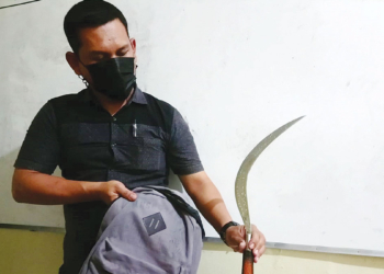 Anggota-Polsek-Depok-menunjukkan-barang-bukti-senjata-tajam-