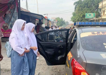 Angkutan-Mogok-Polisi-Jemput-Anak-Sekolah