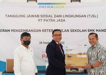 Bantuan-diberikan-oleh-GM-Patra-Cirebon-(kanan)-dan-diterima-langsung-oleh-Kepala-Sekolah-SMK-Mandiri-Cirebon-(tengah)-disaksikan-oleh-Kepala-KCD-Provinsi-Jawa-Barat-Wilayah-X