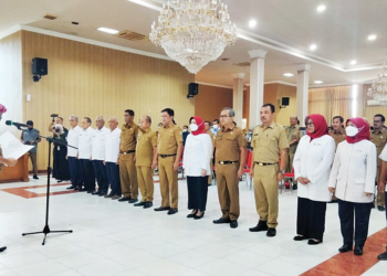 Bupati-Cirebon-H-Imron-saat-melantik-panitia-penggalian-dana-dalam-rangka-bulan-dana-PMI