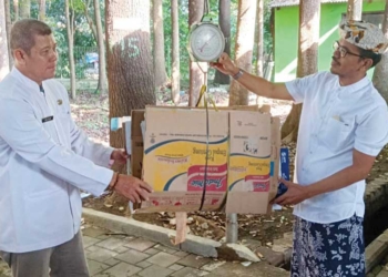 Kepala-DLH-Kabupaten-Cirebon-Iwan-Ridwan-Hardiawan-(kanan)-melakukan-penimbangan-sampah-yang-bisa-didaur-ulang