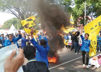 Mahasiswa-Bakar-Ban-di-Depan-Kantor-Bupati-Cirebon