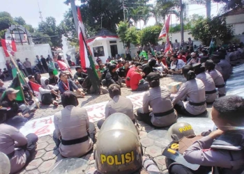 Mahasiswa-Cipayung-Plus-Geruduk-DPRD-Kota-Cirebon