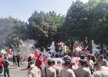 Massa-GMNI-Cabang-Cirebon-melakukan-aksi-penolakan-rencana-kenaikan-harga-bbm