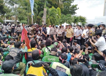 Pengemudi-Ojol-Melakukan-Aksi-Demo-Tolak-Kenaikan-Harga-BBM
