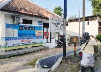 seorang-wanita-berjalan-di-depan-kantor-psc