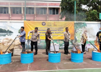 Kejari Kabupaten Cirebon Musnahkan Ribuan Barang Bukti