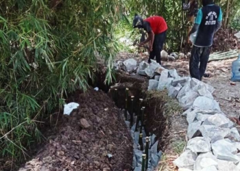 Pemdes-Serang-Perbaiki-Jembatan