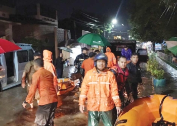 Petugas-BPBD-Kota-Cirebon-melakukan-evakuasi-warga-menggunakan-perahu-karet