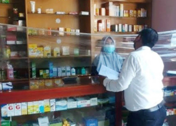 Petugas-Sidak-Apotek