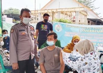 Petugas-menyuntikkan-vaksin-Covid-19