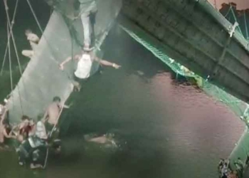 Jembatan Berusia 1 Abad Ambruk, 132 Tewas Hanyut Tenggelam